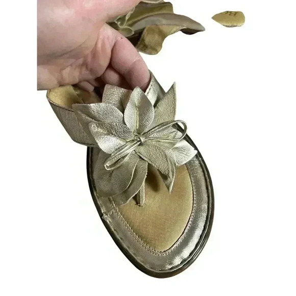 Born Gold Leather Floral Wedge Thong Sandal Women's Size 10 US 42 EU Very Nice - Picture 9 of 12